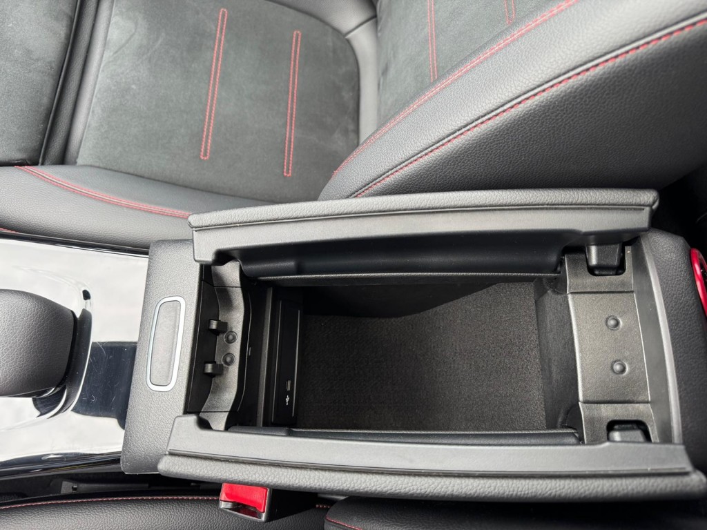 Mercedes-Benz A-Klasse Mercedes-benz A-klasse 200 AMG Aeropakket Panorama Alcantara Camera ACC origineel Nederlands!
