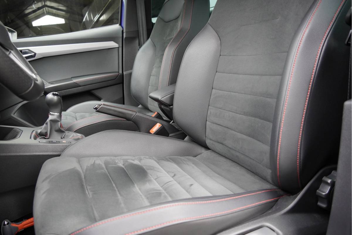 SEAT Ibiza SEAT Ibiza 1.0 TSI 5drs FR Business Intense Plus BJ2020 Lmv 17″ | Led V+A | Pdc | Achteruitrijcamera | App-Connect | Navi | Virtual cockpit | Dashboard verlichting | Climate control | Cruise control | Sportstoelen | Sportstuur | Verwarmde voorstoelen | Zwarte hemel
