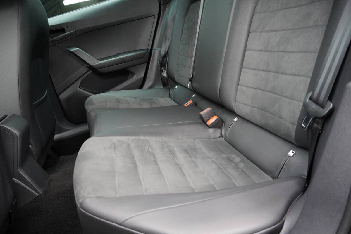 SEAT Ibiza SEAT Ibiza 1.0 TSI 5drs FR Business Intense Plus BJ2020 Lmv 17″ | Led V+A | Pdc | Achteruitrijcamera | App-Connect | Navi | Virtual cockpit | Dashboard verlichting | Climate control | Cruise control | Sportstoelen | Sportstuur | Verwarmde voorstoelen | Zwarte hemel