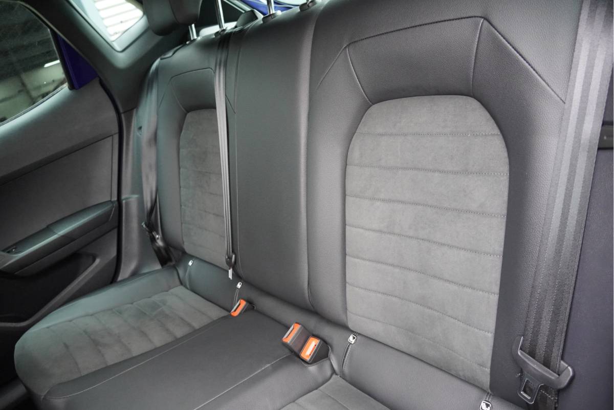 SEAT Ibiza SEAT Ibiza 1.0 TSI 5drs FR Business Intense Plus BJ2020 Lmv 17″ | Led V+A | Pdc | Achteruitrijcamera | App-Connect | Navi | Virtual cockpit | Dashboard verlichting | Climate control | Cruise control | Sportstoelen | Sportstuur | Verwarmde voorstoelen | Zwarte hemel