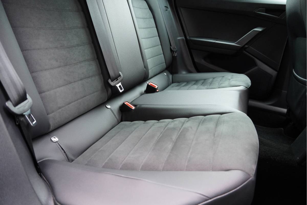 SEAT Ibiza SEAT Ibiza 1.0 TSI 5drs FR Business Intense Plus BJ2020 Lmv 17″ | Led V+A | Pdc | Achteruitrijcamera | App-Connect | Navi | Virtual cockpit | Dashboard verlichting | Climate control | Cruise control | Sportstoelen | Sportstuur | Verwarmde voorstoelen | Zwarte hemel
