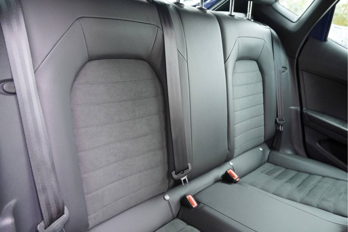 SEAT Ibiza SEAT Ibiza 1.0 TSI 5drs FR Business Intense Plus BJ2020 Lmv 17″ | Led V+A | Pdc | Achteruitrijcamera | App-Connect | Navi | Virtual cockpit | Dashboard verlichting | Climate control | Cruise control | Sportstoelen | Sportstuur | Verwarmde voorstoelen | Zwarte hemel