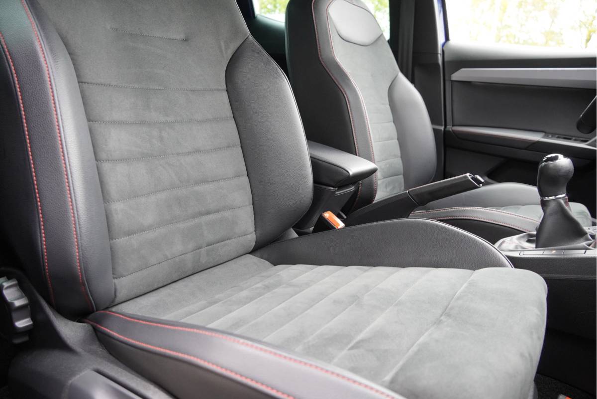 SEAT Ibiza SEAT Ibiza 1.0 TSI 5drs FR Business Intense Plus BJ2020 Lmv 17″ | Led V+A | Pdc | Achteruitrijcamera | App-Connect | Navi | Virtual cockpit | Dashboard verlichting | Climate control | Cruise control | Sportstoelen | Sportstuur | Verwarmde voorstoelen | Zwarte hemel