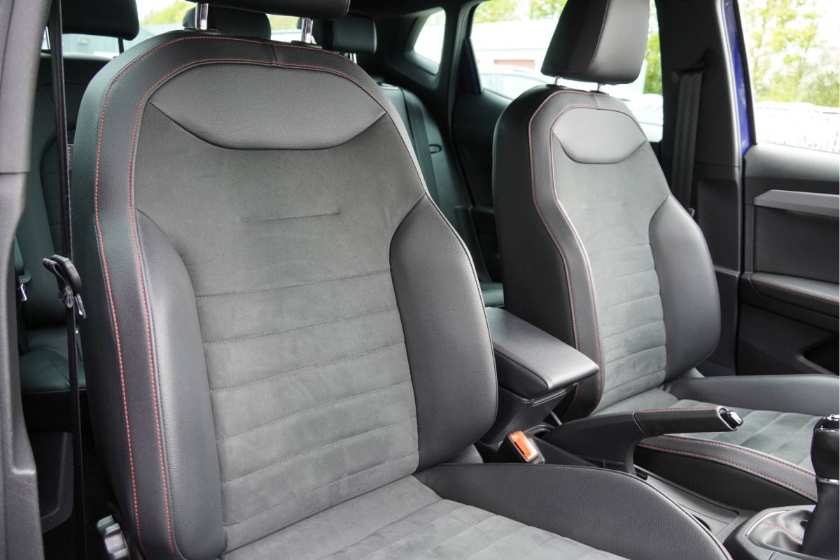 SEAT Ibiza SEAT Ibiza 1.0 TSI 5drs FR Business Intense Plus BJ2020 Lmv 17″ | Led V+A | Pdc | Achteruitrijcamera | App-Connect | Navi | Virtual cockpit | Dashboard verlichting | Climate control | Cruise control | Sportstoelen | Sportstuur | Verwarmde voorstoelen | Zwarte hemel
