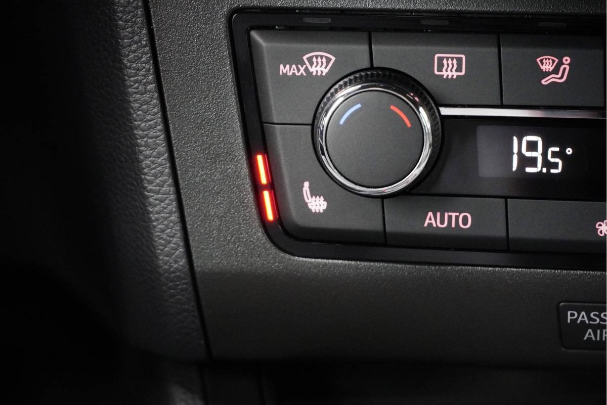 SEAT Ibiza SEAT Ibiza 1.0 TSI 5drs FR Business Intense Plus BJ2020 Lmv 17″ | Led V+A | Pdc | Achteruitrijcamera | App-Connect | Navi | Virtual cockpit | Dashboard verlichting | Climate control | Cruise control | Sportstoelen | Sportstuur | Verwarmde voorstoelen | Zwarte hemel