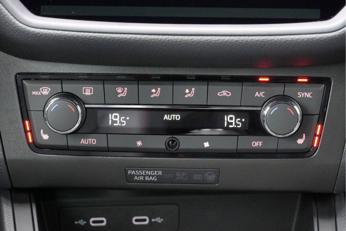 SEAT Ibiza SEAT Ibiza 1.0 TSI 5drs FR Business Intense Plus BJ2020 Lmv 17″ | Led V+A | Pdc | Achteruitrijcamera | App-Connect | Navi | Virtual cockpit | Dashboard verlichting | Climate control | Cruise control | Sportstoelen | Sportstuur | Verwarmde voorstoelen | Zwarte hemel