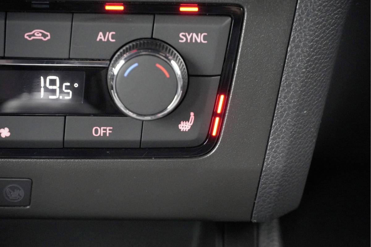 SEAT Ibiza SEAT Ibiza 1.0 TSI 5drs FR Business Intense Plus BJ2020 Lmv 17″ | Led V+A | Pdc | Achteruitrijcamera | App-Connect | Navi | Virtual cockpit | Dashboard verlichting | Climate control | Cruise control | Sportstoelen | Sportstuur | Verwarmde voorstoelen | Zwarte hemel