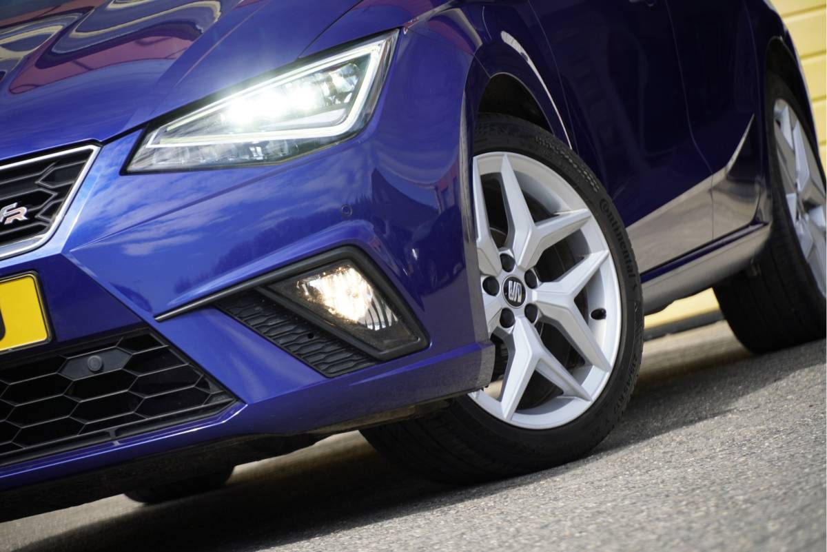 SEAT Ibiza SEAT Ibiza 1.0 TSI 5drs FR Business Intense Plus BJ2020 Lmv 17″ | Led V+A | Pdc | Achteruitrijcamera | App-Connect | Navi | Virtual cockpit | Dashboard verlichting | Climate control | Cruise control | Sportstoelen | Sportstuur | Verwarmde voorstoelen | Zwarte hemel