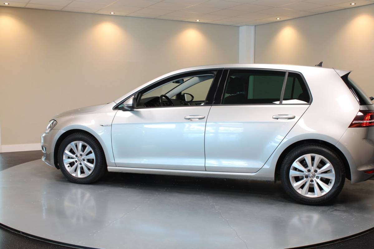 Volkswagen Golf Volkswagen Golf 1.0 TSI Connected Series *Automaat* Carplay|Camera|Navi|Cruise|DAB|PDC|NAP