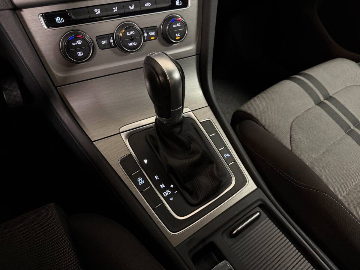 Volkswagen Golf Volkswagen Golf 1.0 TSI Connected Series *Automaat* Carplay|Camera|Navi|Cruise|DAB|PDC|NAP