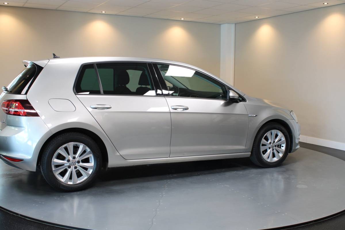 Volkswagen Golf Volkswagen Golf 1.0 TSI Connected Series *Automaat* Carplay|Camera|Navi|Cruise|DAB|PDC|NAP