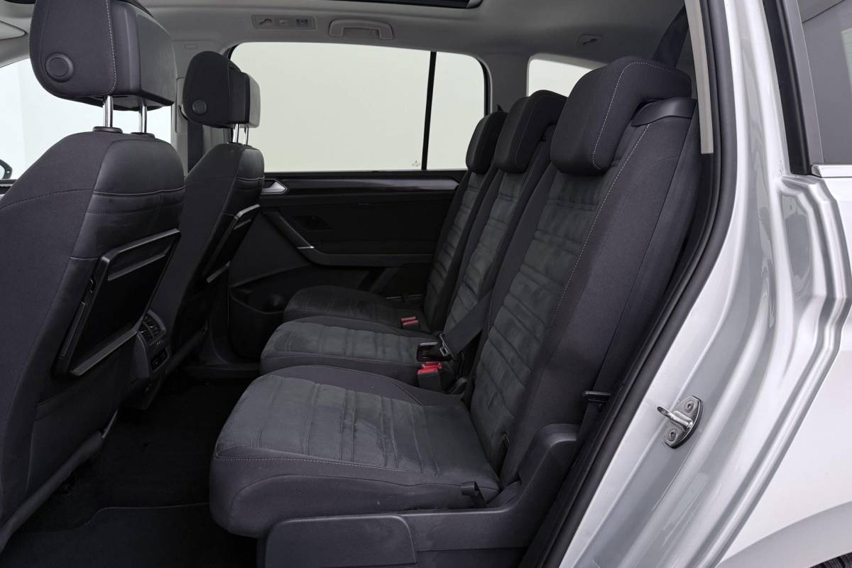 Volkswagen Touran Volkswagen Touran 1.8 TSI Highline Business R-Line 7p | Trekhaak | Panoramadak | 180 PK | Dealer Ond. | CarPlay | Stoelverwarming