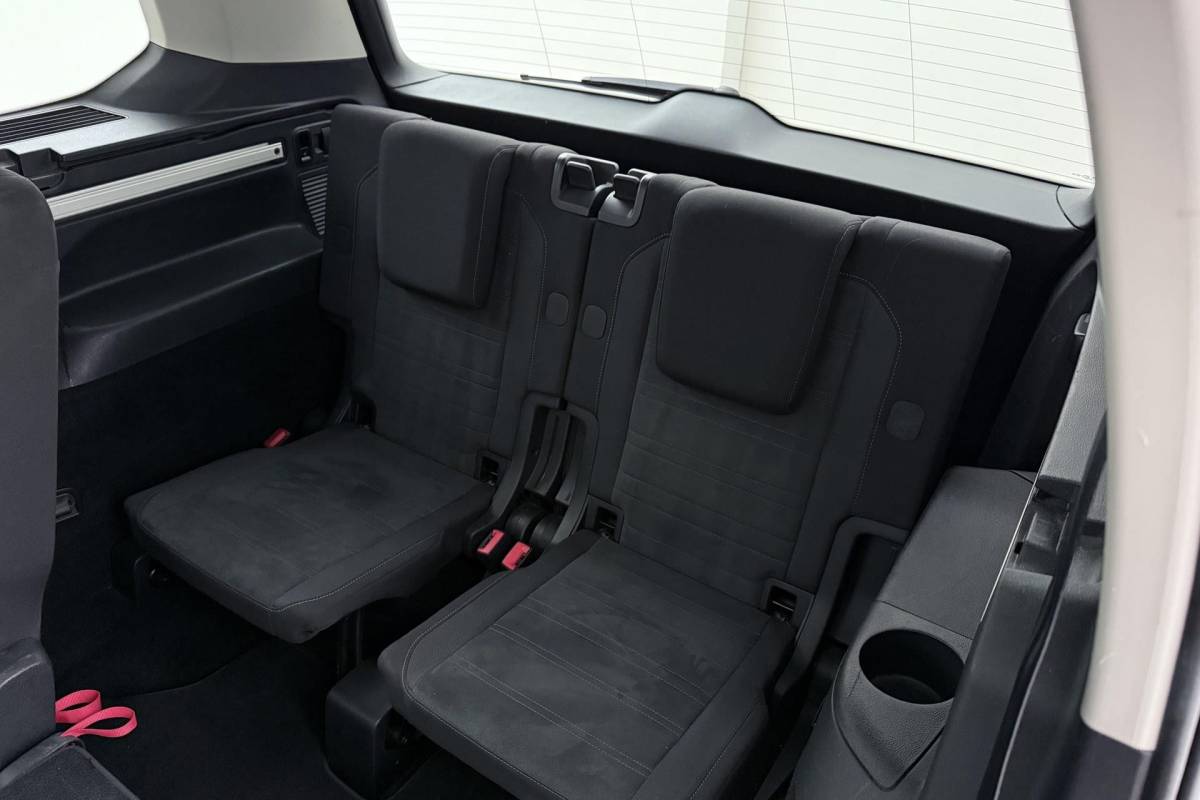 Volkswagen Touran Volkswagen Touran 1.8 TSI Highline Business R-Line 7p | Trekhaak | Panoramadak | 180 PK | Dealer Ond. | CarPlay | Stoelverwarming