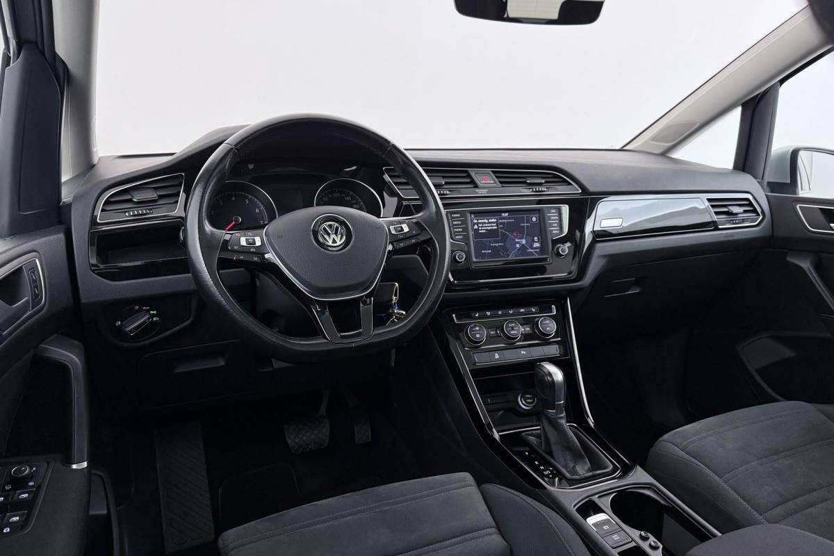 Volkswagen Touran Volkswagen Touran 1.8 TSI Highline Business R-Line 7p | Trekhaak | Panoramadak | 180 PK | Dealer Ond. | CarPlay | Stoelverwarming