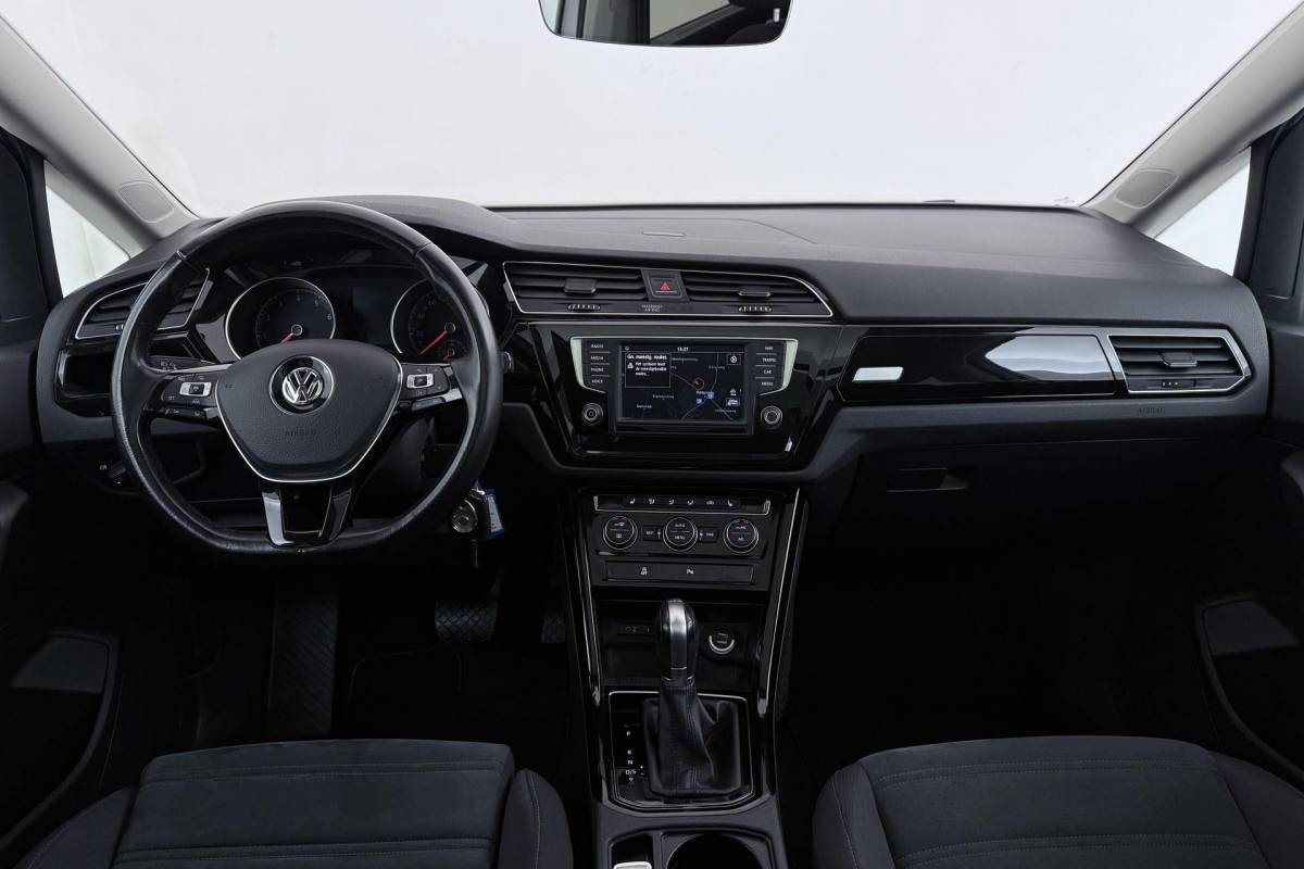 Volkswagen Touran Volkswagen Touran 1.8 TSI Highline Business R-Line 7p | Trekhaak | Panoramadak | 180 PK | Dealer Ond. | CarPlay | Stoelverwarming
