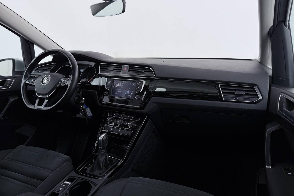 Volkswagen Touran Volkswagen Touran 1.8 TSI Highline Business R-Line 7p | Trekhaak | Panoramadak | 180 PK | Dealer Ond. | CarPlay | Stoelverwarming