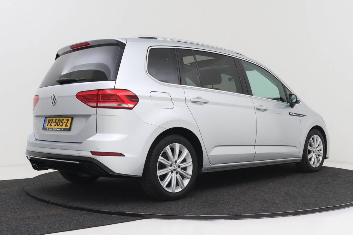 Volkswagen Touran Volkswagen Touran 1.8 TSI Highline Business R-Line 7p | Trekhaak | Panoramadak | 180 PK | Dealer Ond. | CarPlay | Stoelverwarming