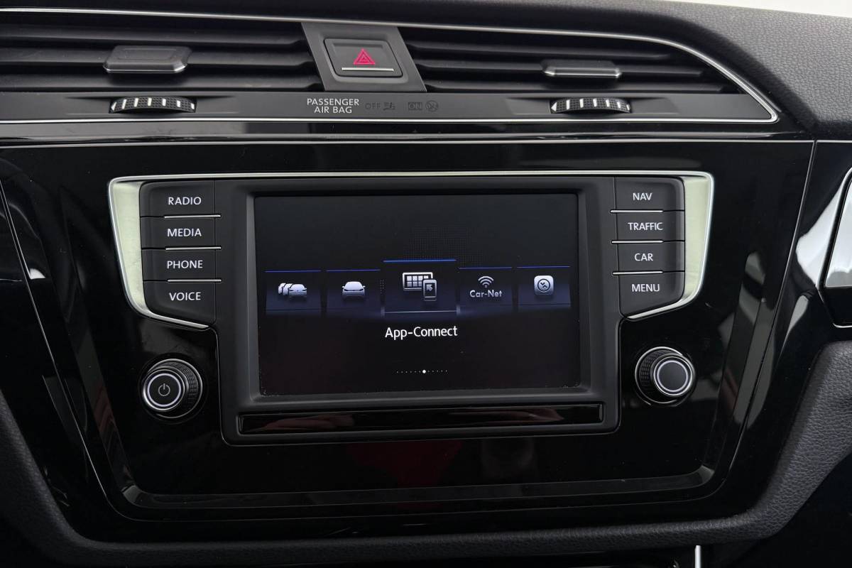 Volkswagen Touran Volkswagen Touran 1.8 TSI Highline Business R-Line 7p | Trekhaak | Panoramadak | 180 PK | Dealer Ond. | CarPlay | Stoelverwarming