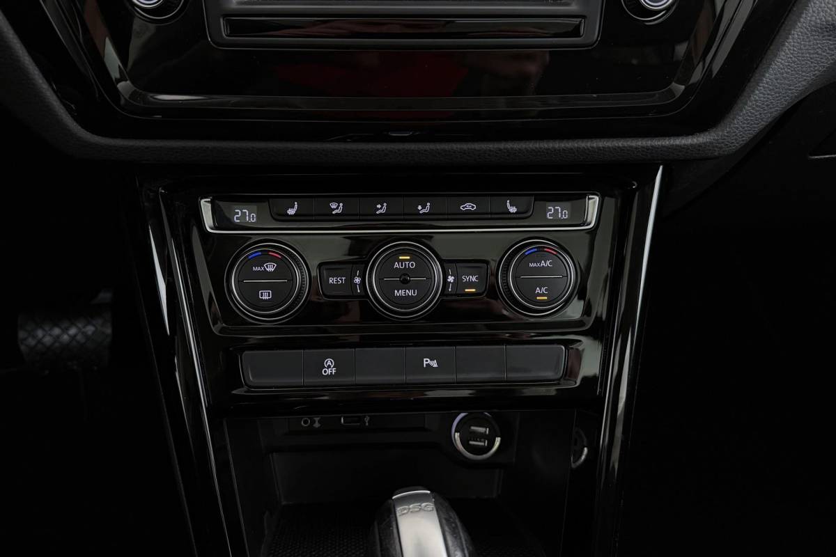 Volkswagen Touran Volkswagen Touran 1.8 TSI Highline Business R-Line 7p | Trekhaak | Panoramadak | 180 PK | Dealer Ond. | CarPlay | Stoelverwarming
