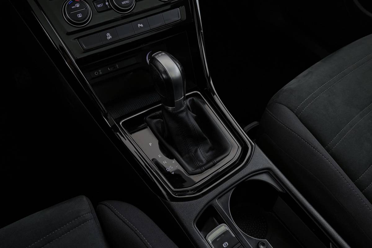 Volkswagen Touran Volkswagen Touran 1.8 TSI Highline Business R-Line 7p | Trekhaak | Panoramadak | 180 PK | Dealer Ond. | CarPlay | Stoelverwarming