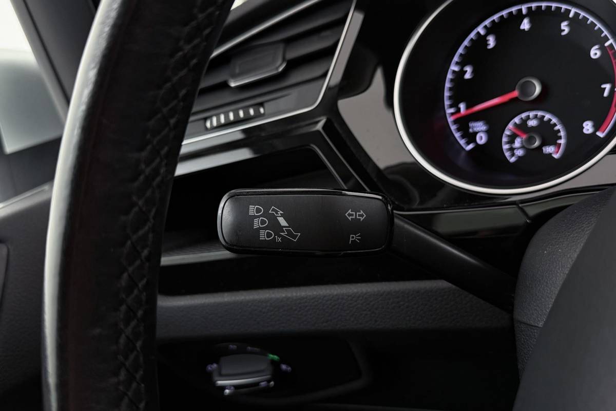 Volkswagen Touran Volkswagen Touran 1.8 TSI Highline Business R-Line 7p | Trekhaak | Panoramadak | 180 PK | Dealer Ond. | CarPlay | Stoelverwarming