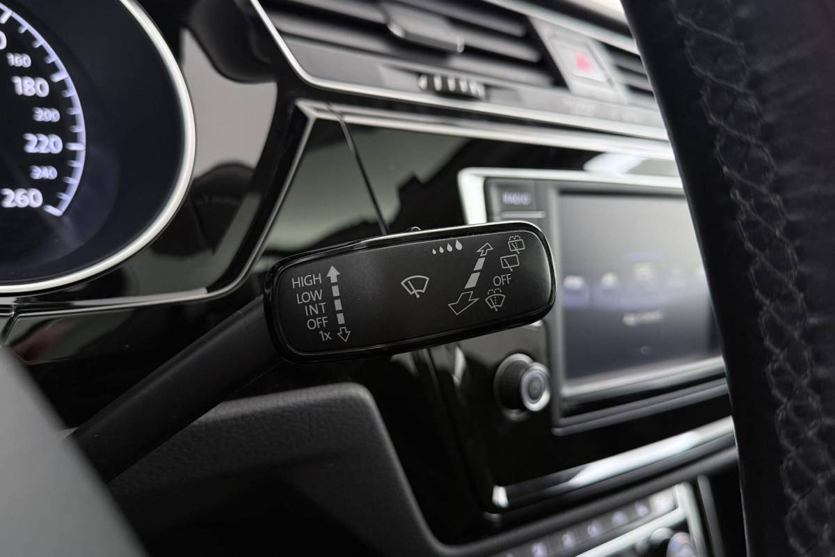 Volkswagen Touran Volkswagen Touran 1.8 TSI Highline Business R-Line 7p | Trekhaak | Panoramadak | 180 PK | Dealer Ond. | CarPlay | Stoelverwarming