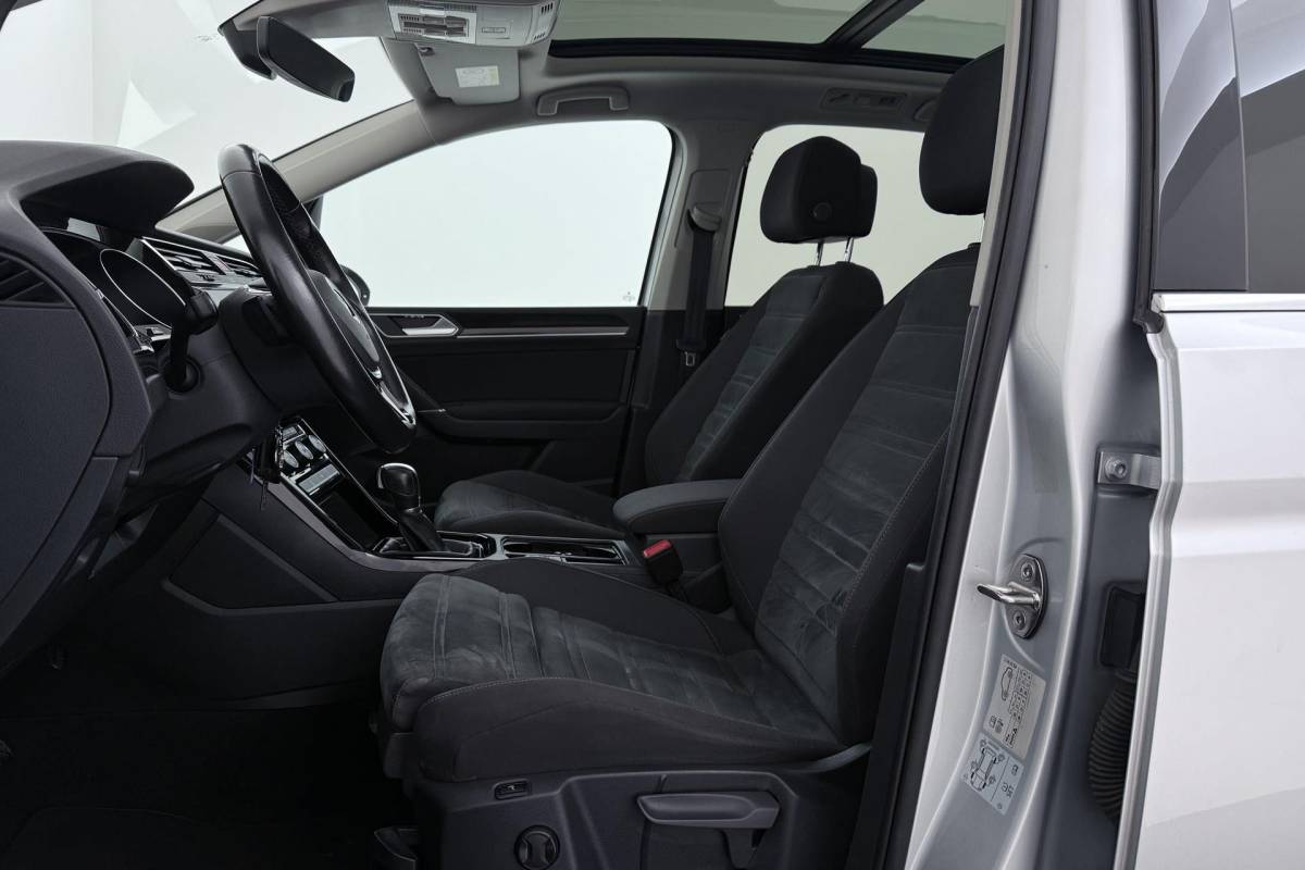Volkswagen Touran Volkswagen Touran 1.8 TSI Highline Business R-Line 7p | Trekhaak | Panoramadak | 180 PK | Dealer Ond. | CarPlay | Stoelverwarming
