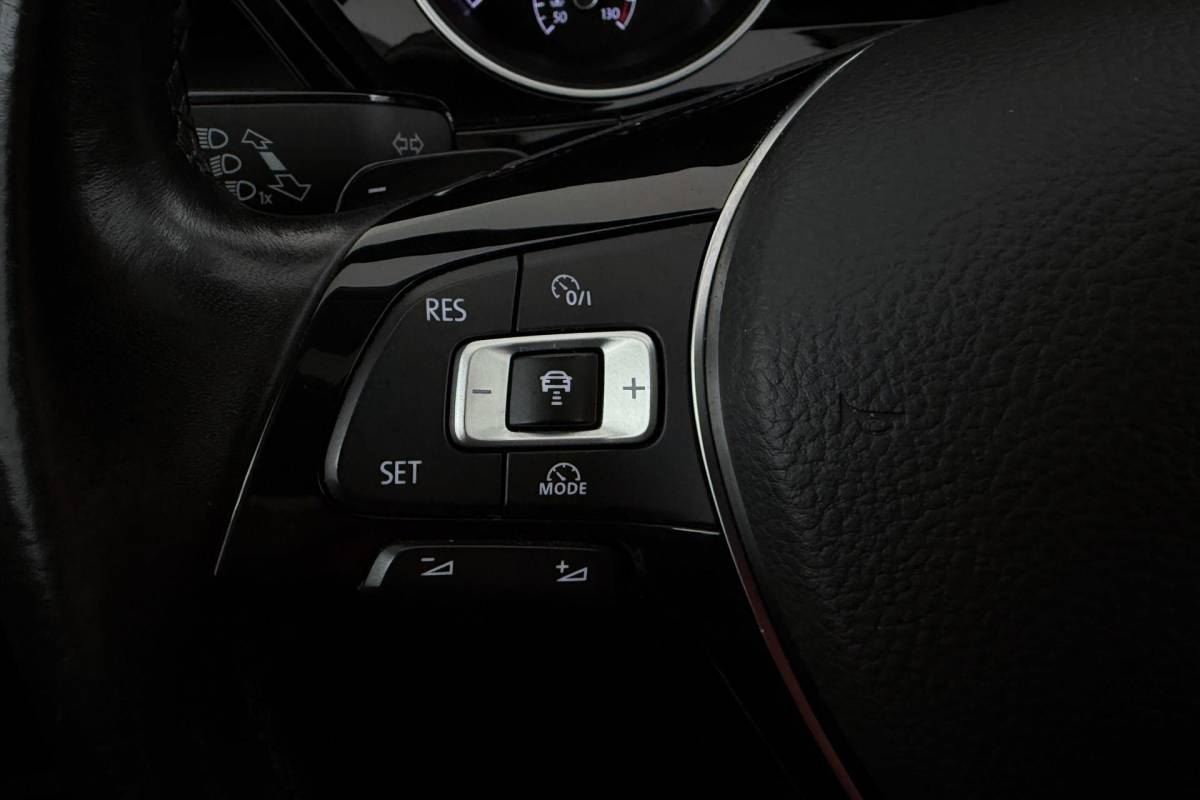 Volkswagen Touran Volkswagen Touran 1.8 TSI Highline Business R-Line 7p | Trekhaak | Panoramadak | 180 PK | Dealer Ond. | CarPlay | Stoelverwarming