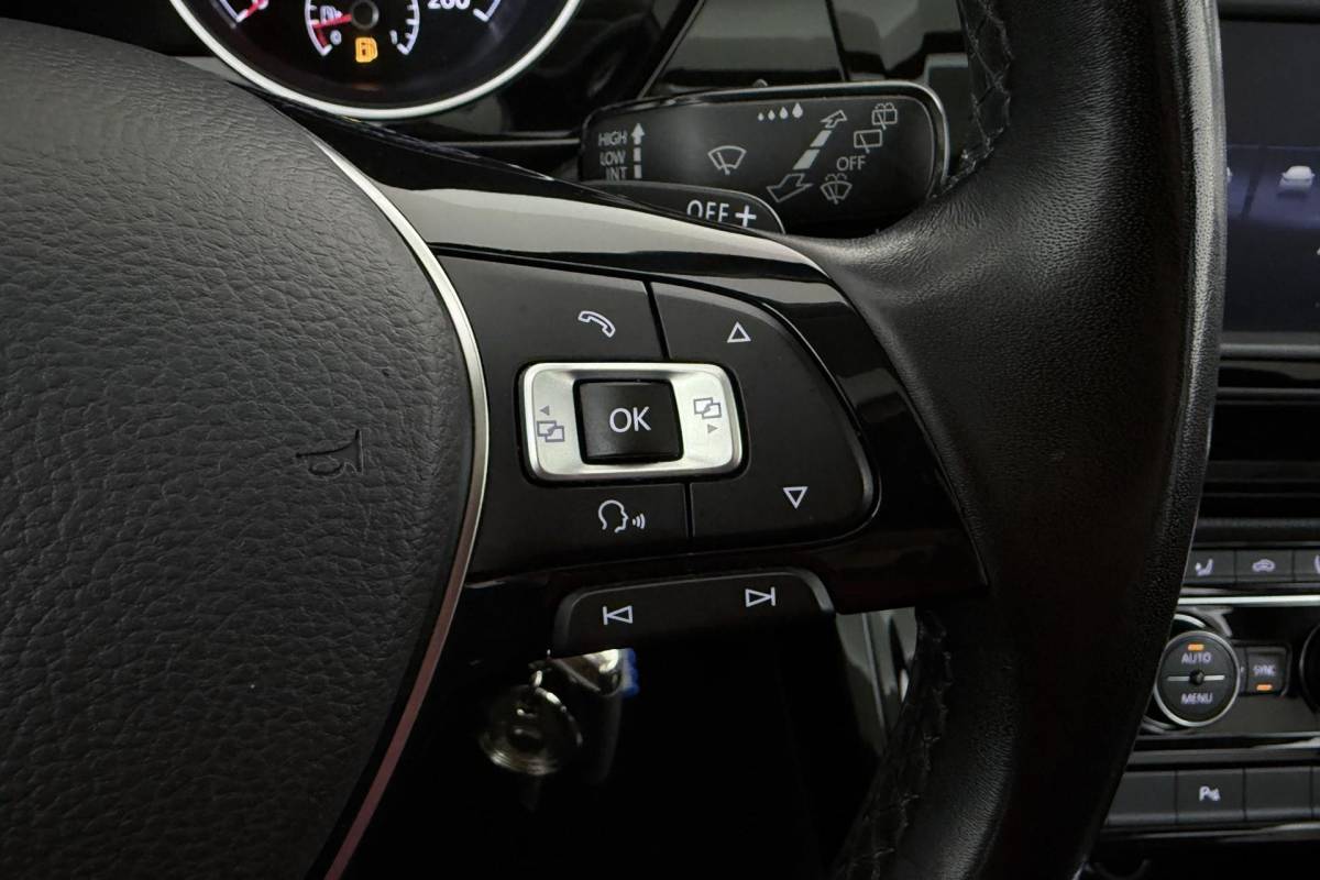 Volkswagen Touran Volkswagen Touran 1.8 TSI Highline Business R-Line 7p | Trekhaak | Panoramadak | 180 PK | Dealer Ond. | CarPlay | Stoelverwarming