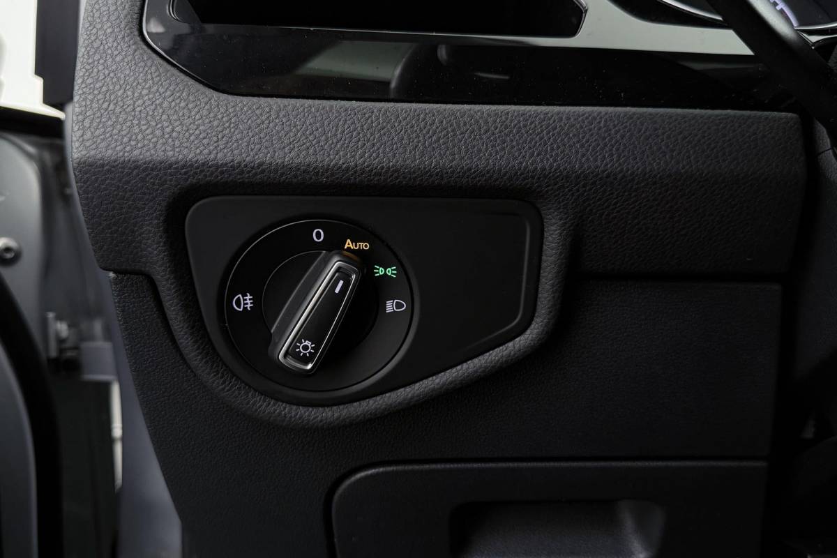 Volkswagen Touran Volkswagen Touran 1.8 TSI Highline Business R-Line 7p | Trekhaak | Panoramadak | 180 PK | Dealer Ond. | CarPlay | Stoelverwarming