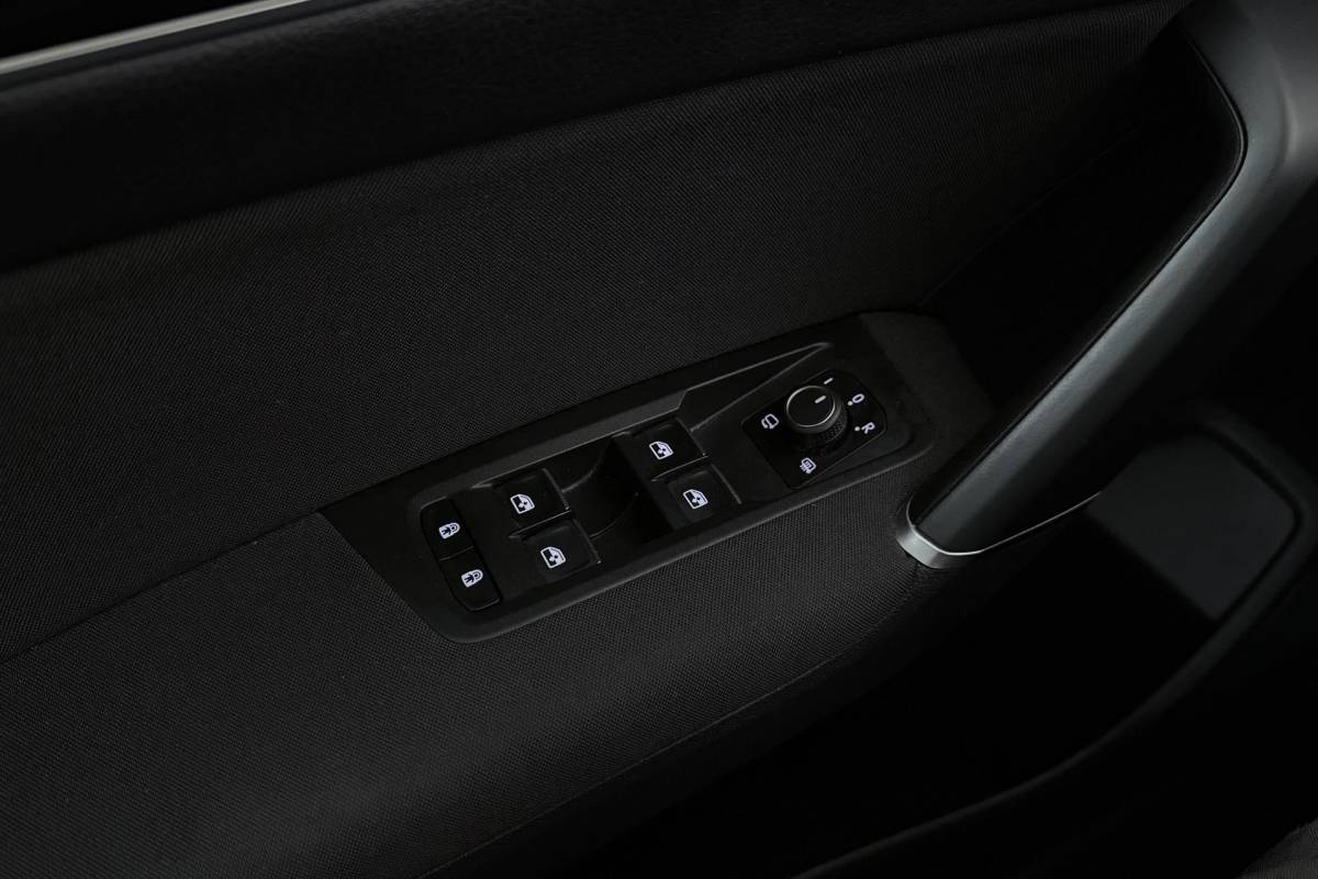 Volkswagen Touran Volkswagen Touran 1.8 TSI Highline Business R-Line 7p | Trekhaak | Panoramadak | 180 PK | Dealer Ond. | CarPlay | Stoelverwarming