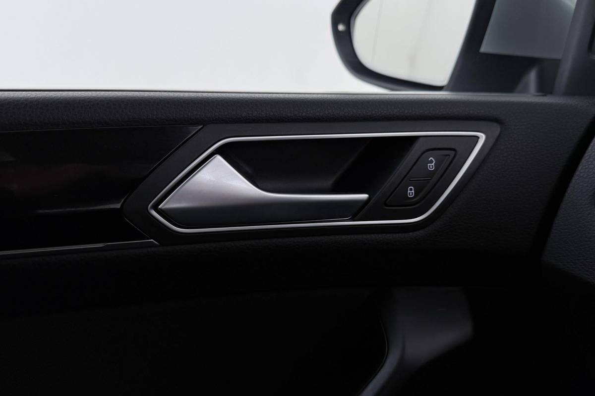 Volkswagen Touran Volkswagen Touran 1.8 TSI Highline Business R-Line 7p | Trekhaak | Panoramadak | 180 PK | Dealer Ond. | CarPlay | Stoelverwarming