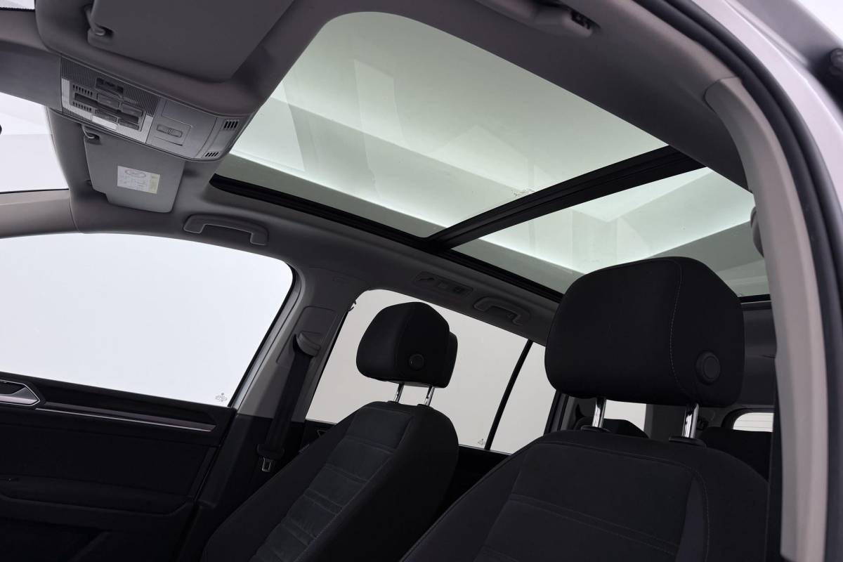 Volkswagen Touran Volkswagen Touran 1.8 TSI Highline Business R-Line 7p | Trekhaak | Panoramadak | 180 PK | Dealer Ond. | CarPlay | Stoelverwarming
