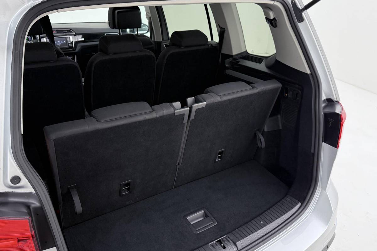 Volkswagen Touran Volkswagen Touran 1.8 TSI Highline Business R-Line 7p | Trekhaak | Panoramadak | 180 PK | Dealer Ond. | CarPlay | Stoelverwarming