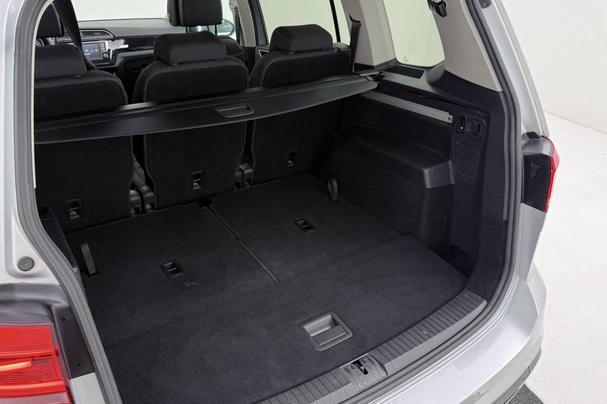 Volkswagen Touran Volkswagen Touran 1.8 TSI Highline Business R-Line 7p | Trekhaak | Panoramadak | 180 PK | Dealer Ond. | CarPlay | Stoelverwarming