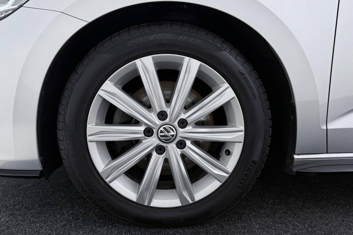 Volkswagen Touran Volkswagen Touran 1.8 TSI Highline Business R-Line 7p | Trekhaak | Panoramadak | 180 PK | Dealer Ond. | CarPlay | Stoelverwarming
