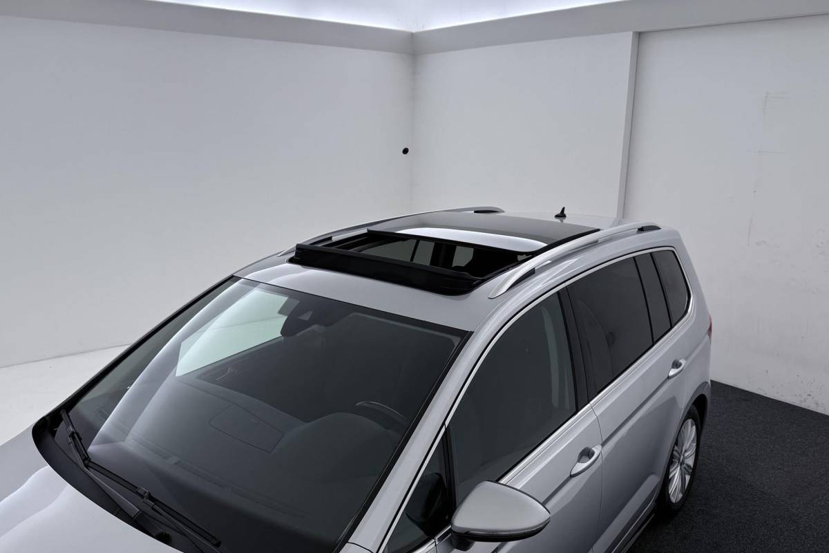 Volkswagen Touran Volkswagen Touran 1.8 TSI Highline Business R-Line 7p | Trekhaak | Panoramadak | 180 PK | Dealer Ond. | CarPlay | Stoelverwarming