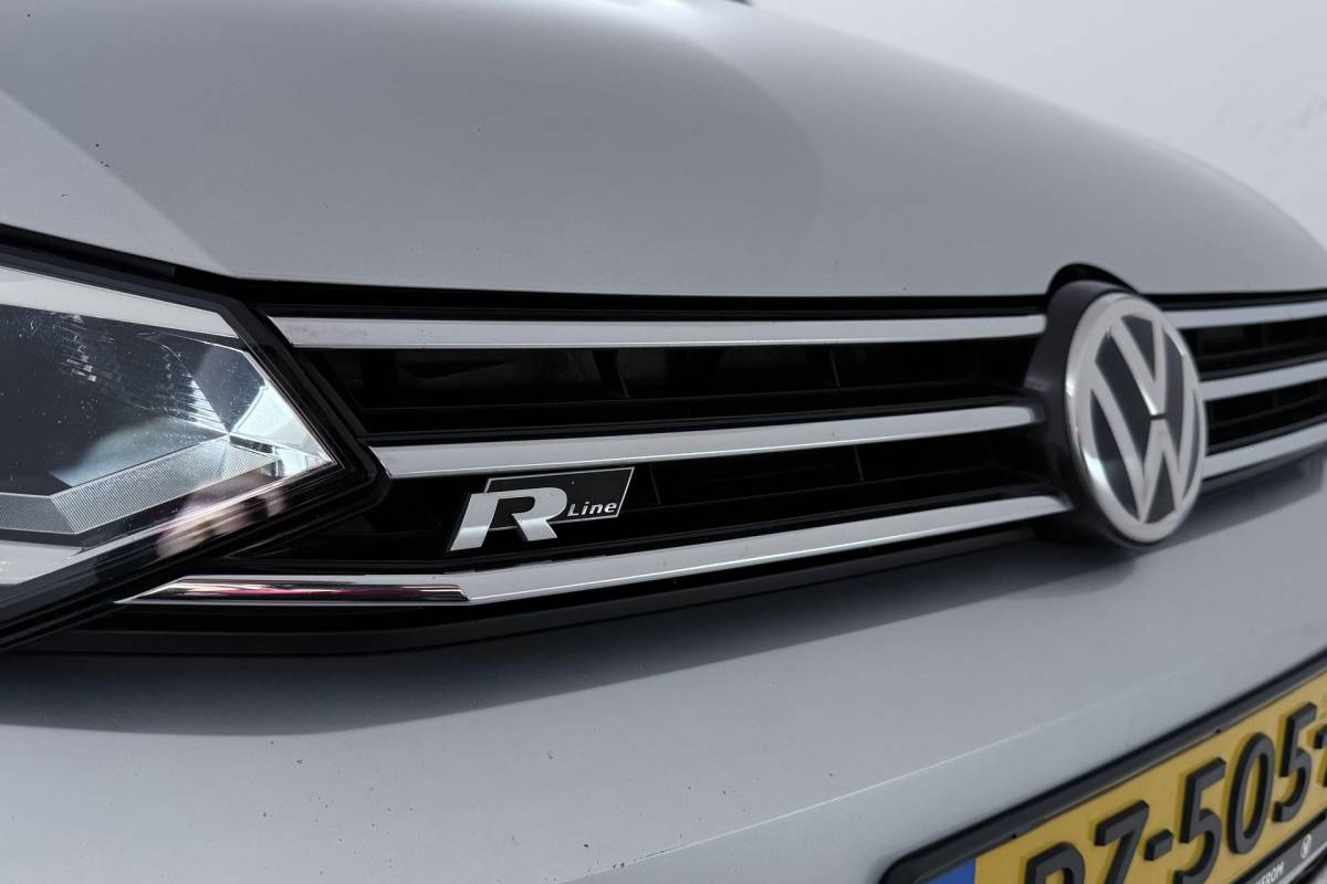 Volkswagen Touran Volkswagen Touran 1.8 TSI Highline Business R-Line 7p | Trekhaak | Panoramadak | 180 PK | Dealer Ond. | CarPlay | Stoelverwarming