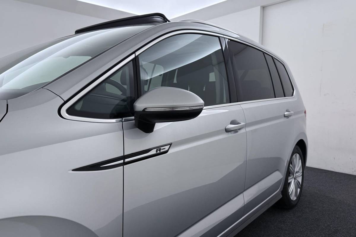 Volkswagen Touran Volkswagen Touran 1.8 TSI Highline Business R-Line 7p | Trekhaak | Panoramadak | 180 PK | Dealer Ond. | CarPlay | Stoelverwarming