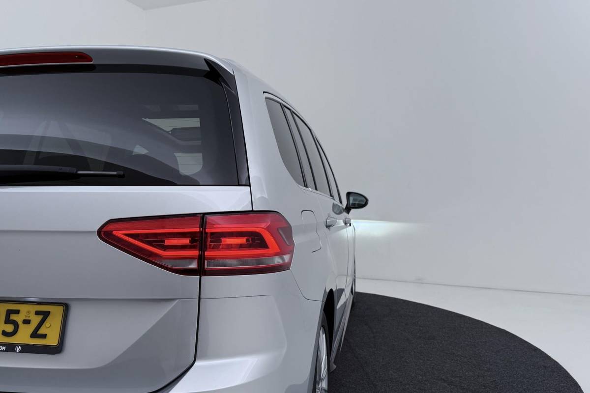 Volkswagen Touran Volkswagen Touran 1.8 TSI Highline Business R-Line 7p | Trekhaak | Panoramadak | 180 PK | Dealer Ond. | CarPlay | Stoelverwarming
