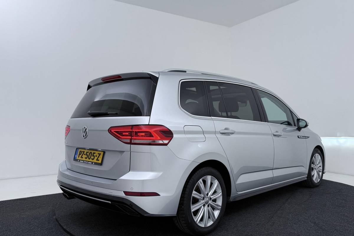 Volkswagen Touran Volkswagen Touran 1.8 TSI Highline Business R-Line 7p | Trekhaak | Panoramadak | 180 PK | Dealer Ond. | CarPlay | Stoelverwarming