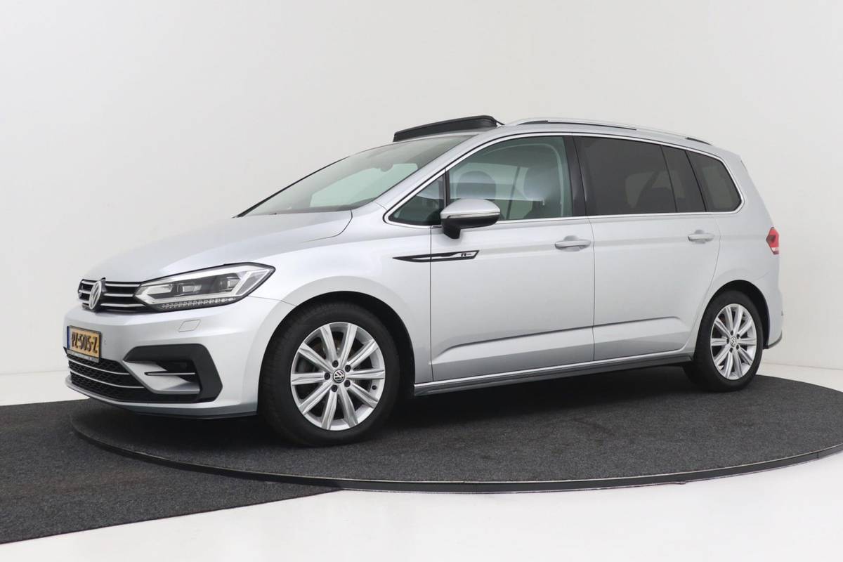 Volkswagen Touran Volkswagen Touran 1.8 TSI Highline Business R-Line 7p | Trekhaak | Panoramadak | 180 PK | Dealer Ond. | CarPlay | Stoelverwarming
