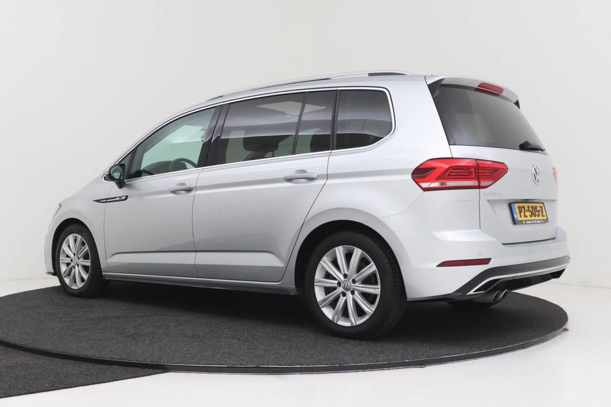 Volkswagen Touran Volkswagen Touran 1.8 TSI Highline Business R-Line 7p | Trekhaak | Panoramadak | 180 PK | Dealer Ond. | CarPlay | Stoelverwarming