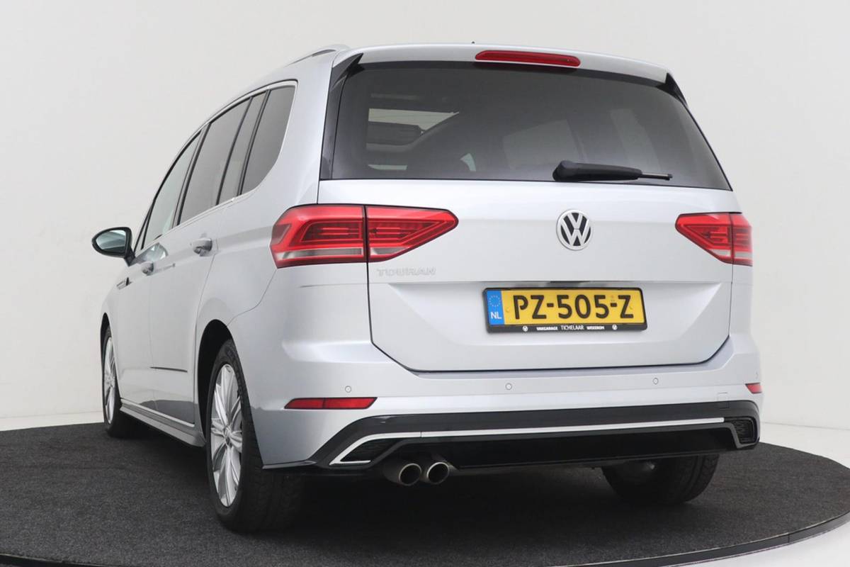 Volkswagen Touran Volkswagen Touran 1.8 TSI Highline Business R-Line 7p | Trekhaak | Panoramadak | 180 PK | Dealer Ond. | CarPlay | Stoelverwarming