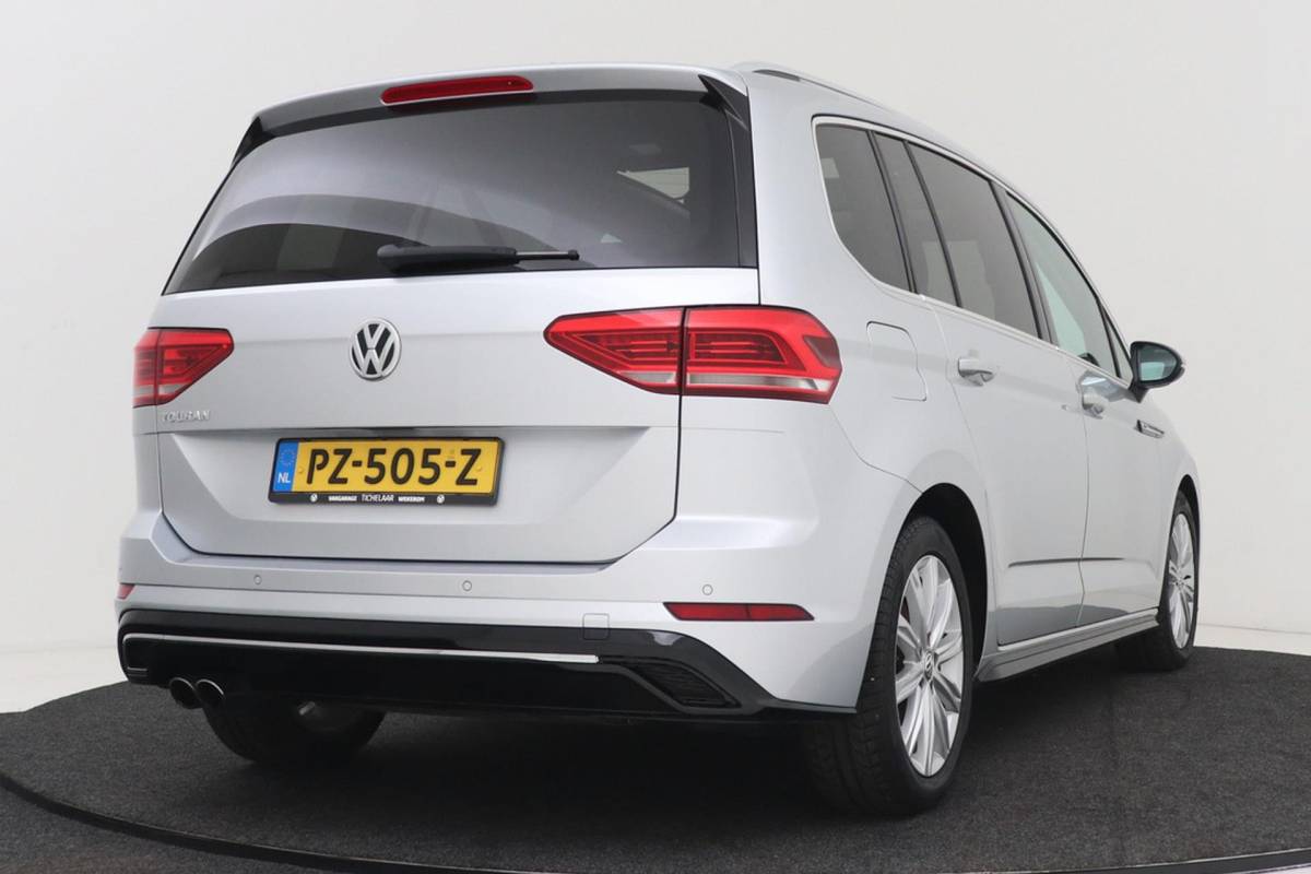 Volkswagen Touran Volkswagen Touran 1.8 TSI Highline Business R-Line 7p | Trekhaak | Panoramadak | 180 PK | Dealer Ond. | CarPlay | Stoelverwarming