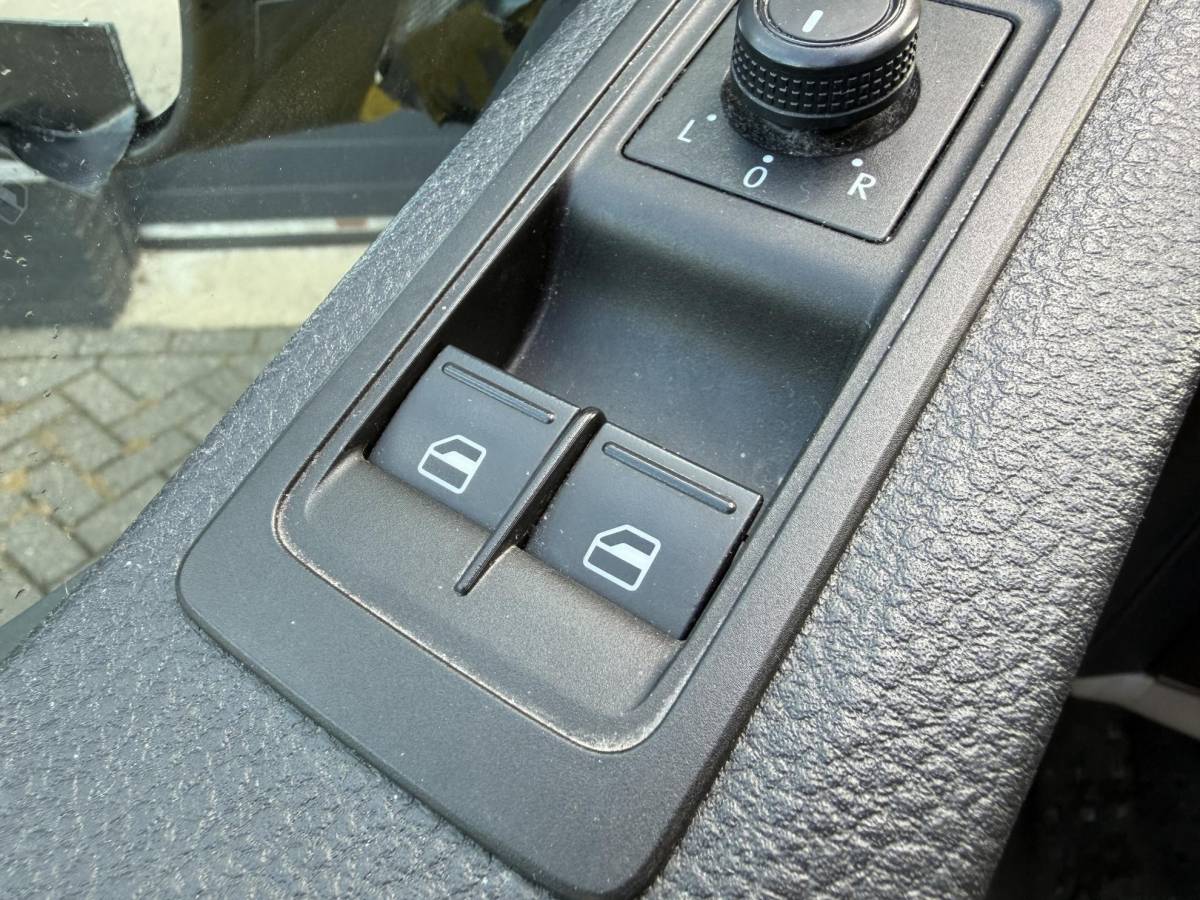 Volkswagen Transporter Volkswagen Transporter Kombi 2.0 TDI L2H3 Highline | Navigatie | DAB | Parkeersensoren |