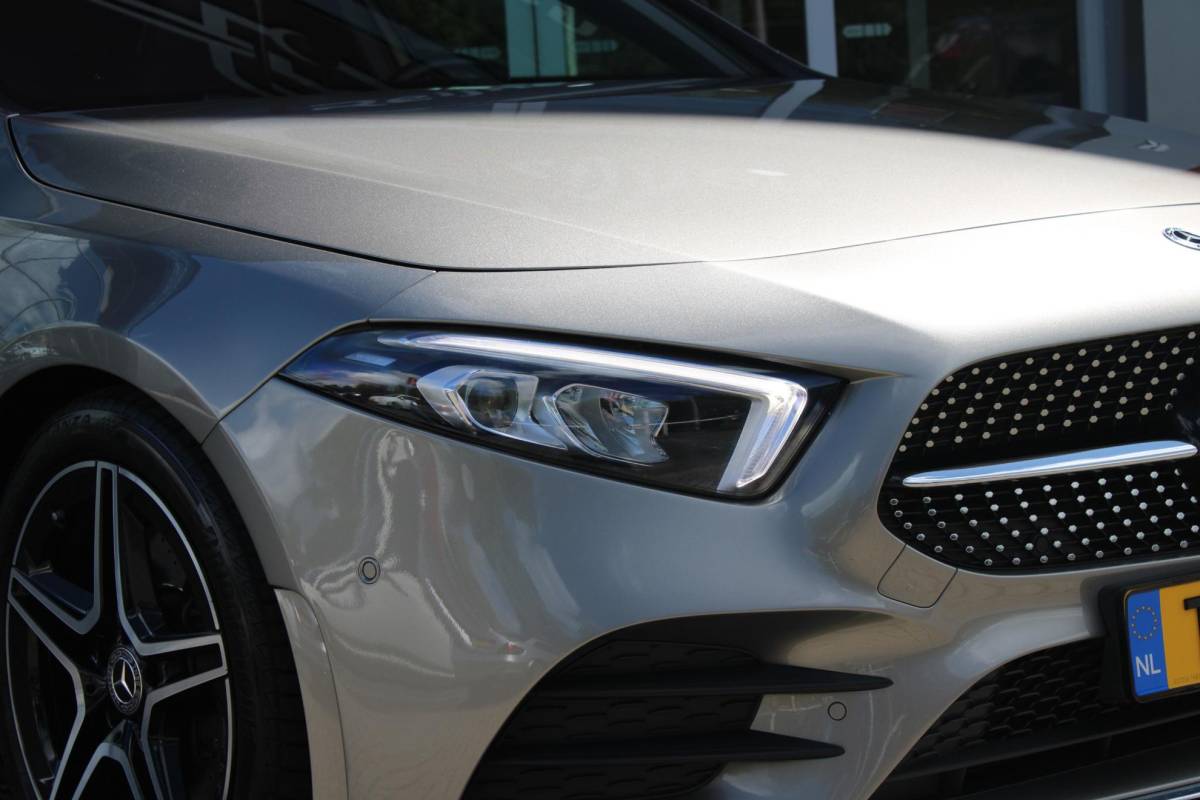 Mercedes-Benz A-Klasse Mercedes-Benz A-klasse 220 190PK AUTOMAAT BUSINESS SOLUTION AMG | PANORAMA SCHUIF/KANTEL DAK | SFEER VERLICHTING VOOR + ACHTER | STOEL VERWARMING OP BEIDE VOORSTOELEN | MULTIBEAM LED KOPLAMPEN | ACHTERUITRIJ CAMERA | APPLE CARPLAY/ANDROID AUTO | NAVIGATIE | CRUISE CONTROL | NIGHT PAKKET | VERKEERSLICHTEN WEERGAVE | 17″ LICHTMETALEN VELGEN AMG | HEMELBEKLEDING ZWART | MBUX MULTIMEDIA SYSTEEM | SPORTSTOELEN | PARKEERSENSOREN VOOR + ACHTER | DRAADLOZE TELEFOONLADER |