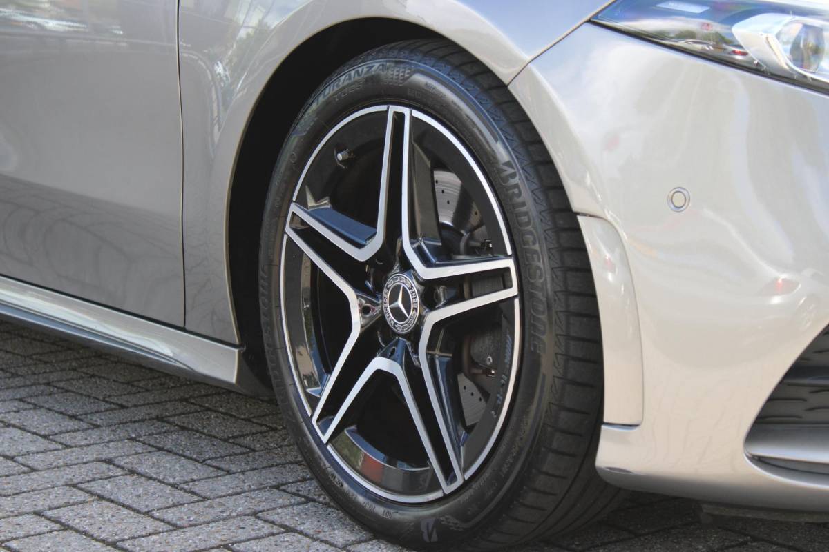 Mercedes-Benz A-Klasse Mercedes-Benz A-klasse 220 190PK AUTOMAAT BUSINESS SOLUTION AMG | PANORAMA SCHUIF/KANTEL DAK | SFEER VERLICHTING VOOR + ACHTER | STOEL VERWARMING OP BEIDE VOORSTOELEN | MULTIBEAM LED KOPLAMPEN | ACHTERUITRIJ CAMERA | APPLE CARPLAY/ANDROID AUTO | NAVIGATIE | CRUISE CONTROL | NIGHT PAKKET | VERKEERSLICHTEN WEERGAVE | 17″ LICHTMETALEN VELGEN AMG | HEMELBEKLEDING ZWART | MBUX MULTIMEDIA SYSTEEM | SPORTSTOELEN | PARKEERSENSOREN VOOR + ACHTER | DRAADLOZE TELEFOONLADER |