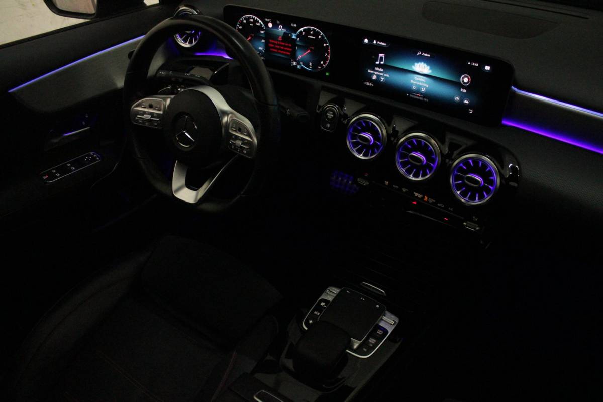 Mercedes-Benz A-Klasse Mercedes-Benz A-klasse 220 190PK AUTOMAAT BUSINESS SOLUTION AMG | PANORAMA SCHUIF/KANTEL DAK | SFEER VERLICHTING VOOR + ACHTER | STOEL VERWARMING OP BEIDE VOORSTOELEN | MULTIBEAM LED KOPLAMPEN | ACHTERUITRIJ CAMERA | APPLE CARPLAY/ANDROID AUTO | NAVIGATIE | CRUISE CONTROL | NIGHT PAKKET | VERKEERSLICHTEN WEERGAVE | 17″ LICHTMETALEN VELGEN AMG | HEMELBEKLEDING ZWART | MBUX MULTIMEDIA SYSTEEM | SPORTSTOELEN | PARKEERSENSOREN VOOR + ACHTER | DRAADLOZE TELEFOONLADER |