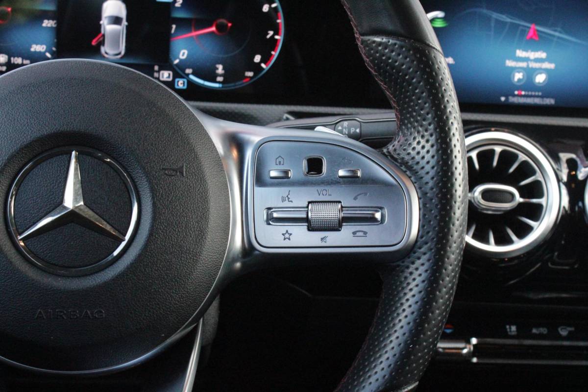 Mercedes-Benz A-Klasse Mercedes-Benz A-klasse 220 190PK AUTOMAAT BUSINESS SOLUTION AMG | PANORAMA SCHUIF/KANTEL DAK | SFEER VERLICHTING VOOR + ACHTER | STOEL VERWARMING OP BEIDE VOORSTOELEN | MULTIBEAM LED KOPLAMPEN | ACHTERUITRIJ CAMERA | APPLE CARPLAY/ANDROID AUTO | NAVIGATIE | CRUISE CONTROL | NIGHT PAKKET | VERKEERSLICHTEN WEERGAVE | 17″ LICHTMETALEN VELGEN AMG | HEMELBEKLEDING ZWART | MBUX MULTIMEDIA SYSTEEM | SPORTSTOELEN | PARKEERSENSOREN VOOR + ACHTER | DRAADLOZE TELEFOONLADER |